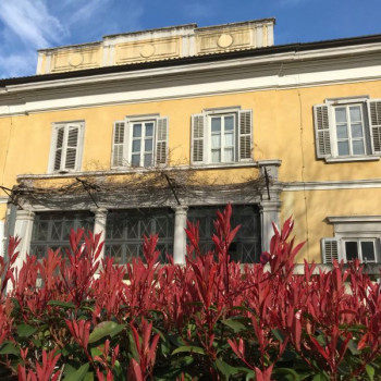 È uno spazio verde di 1200 mq con vialetti dotati di illuminazione, panchine e un’isola pavimentata fornita di prese di corrente. Vi si accede attraversando la bella loggia a tre campate, con soffitto decorato a cassettoni e chiusa da una struttura di ferro e vetro